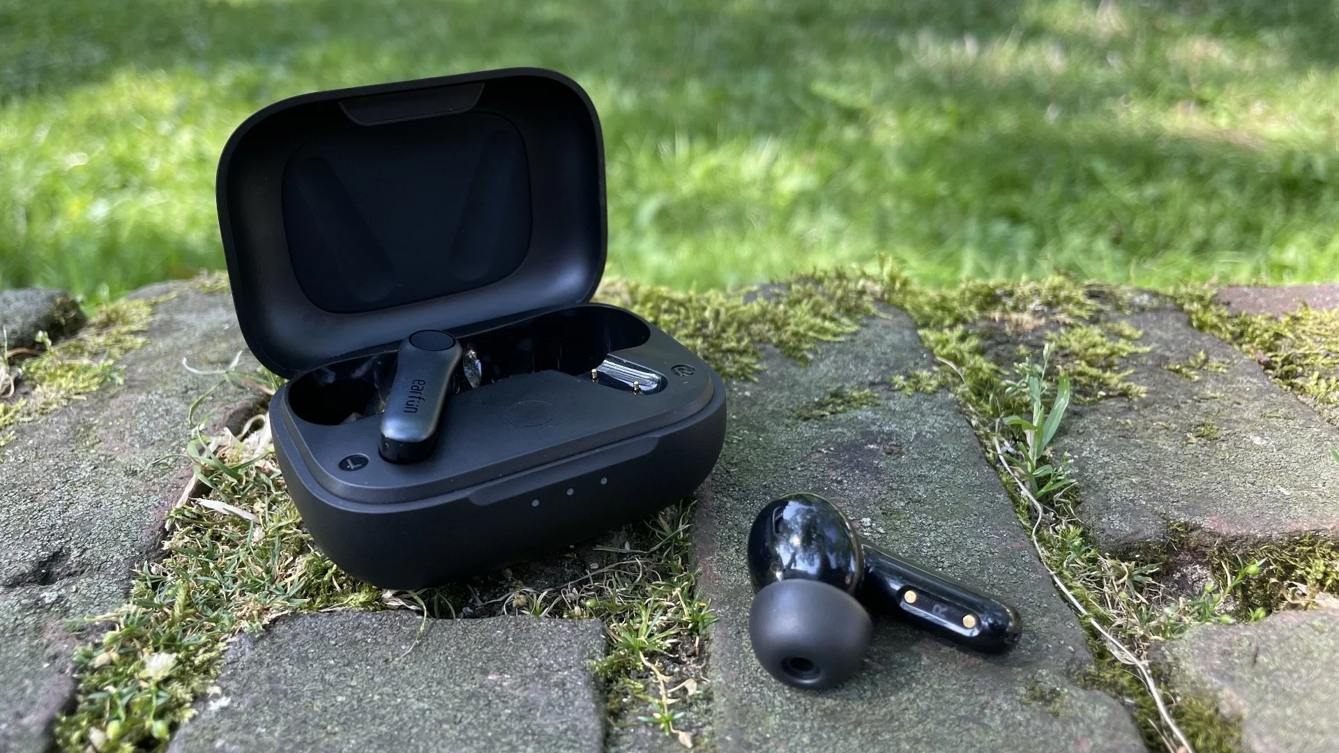 best wireless earbuds under 200 dollars 2024